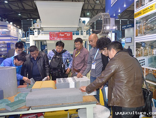 上海宝马展客户了解我们的砖机制品