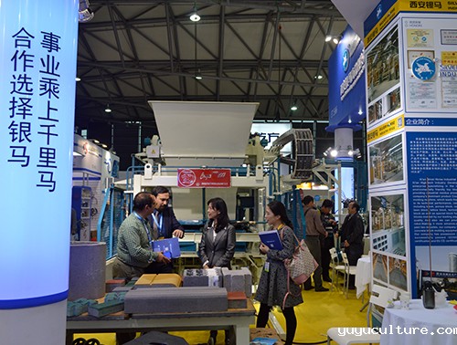 上海宝马展外国友人了解我们设备